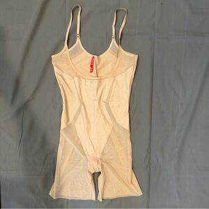 SPANX Haute Contour Open-Bust Mid-Thigh Bodysuit Nude M